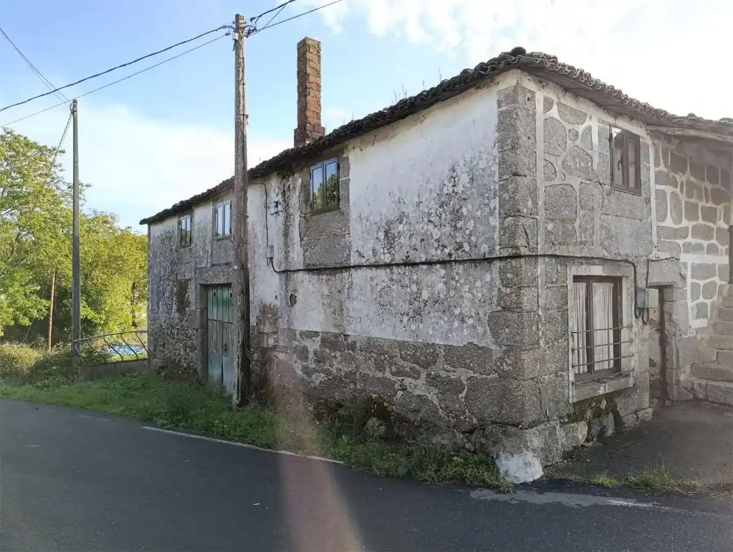 Außenansicht von Einfamilien-Reihenhaus zum Verkauf in Taboada mit Privatgarten und Balkon