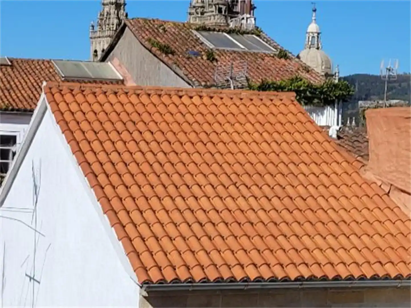 Vista exterior de Casa adosada en venda en Santiago de Compostela 