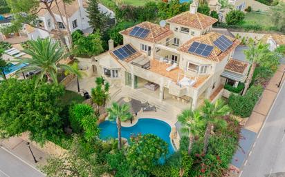 Vista exterior de Casa o xalet en venda en Marbella amb Aire condicionat, Jardí privat i Terrassa