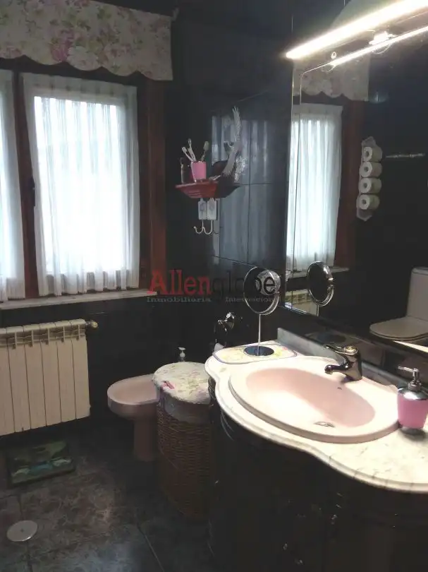 Baño de Casa o chalet en venta en Nava con Calefacción, Terraza y Balcón