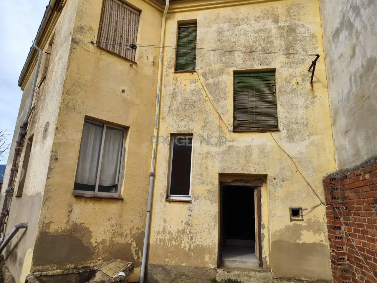 Vista exterior de Casa o xalet en venda en León Capital  amb Jardí privat i Traster