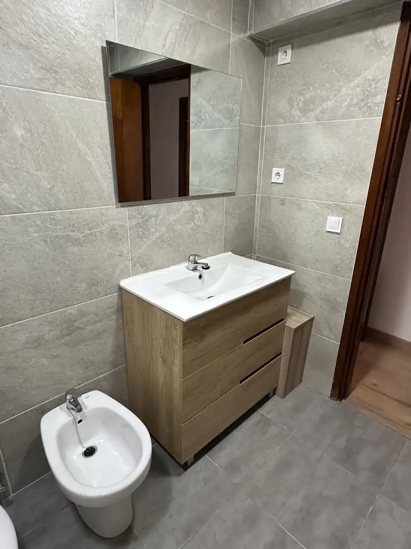 Bathroom of Flat for rent in Mislata  with Air Conditioner, Oven and Washing machine