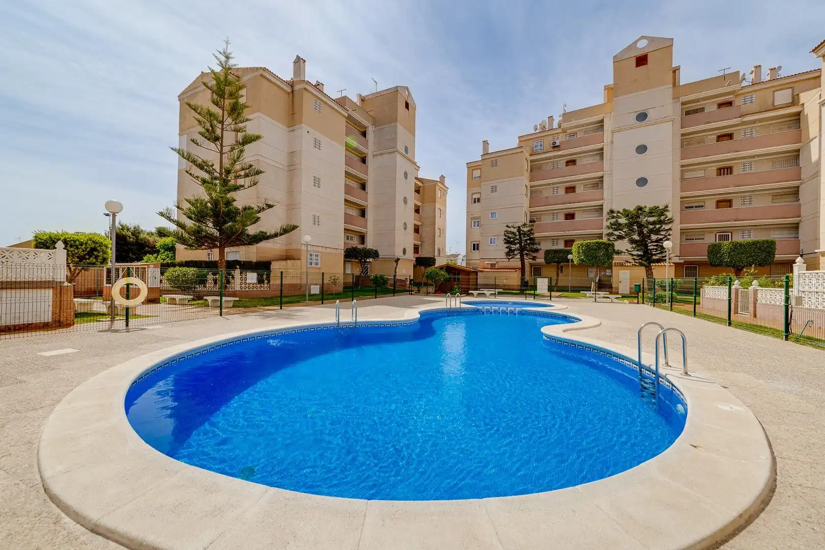 Piscina de Apartamento en venta en Torrevieja con Terraza, Amueblado y Piscina comunitaria