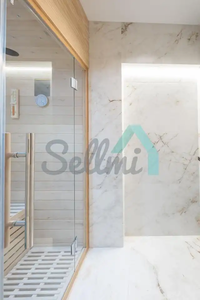 Baño de Piso en venta en Oviedo  con Calefacción, Trastero y Balcón