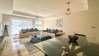 Wohnzimmer von Wohnung zum verkauf in Sotogrande mit Klimaanlage, Privatgarten und Terrasse