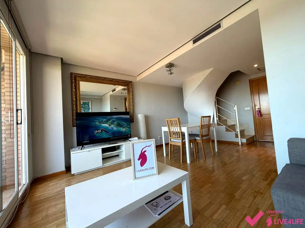 Sala d'estar de Pis de lloguer en Valencia amb Moblat i Balcó