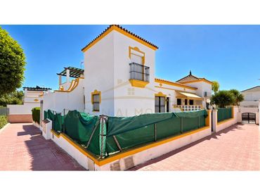 Adosado con balcón en venta en Calle la Sagra 31