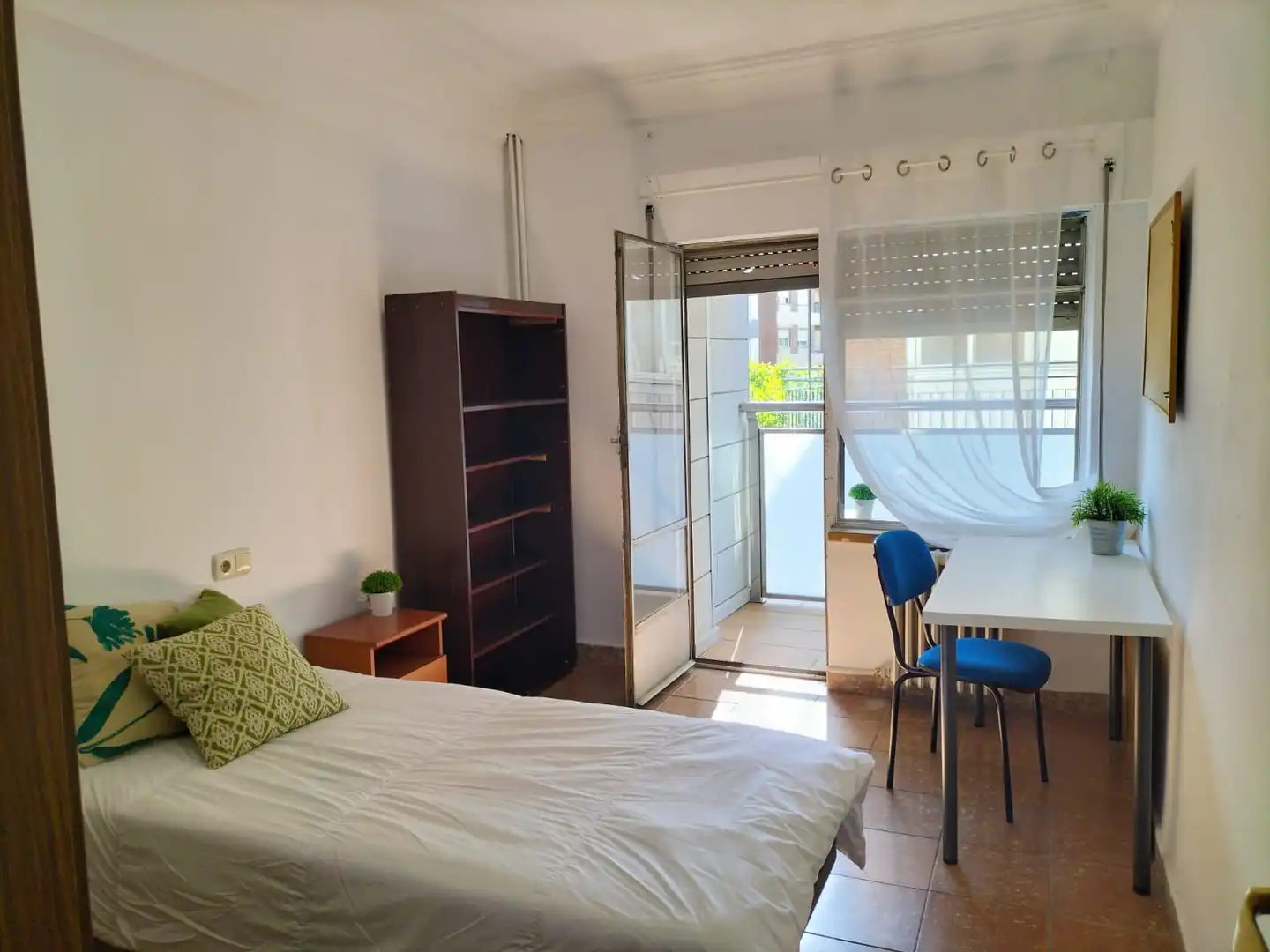 Flat with terrace to rent in Avenida de Portugal, imagen 2