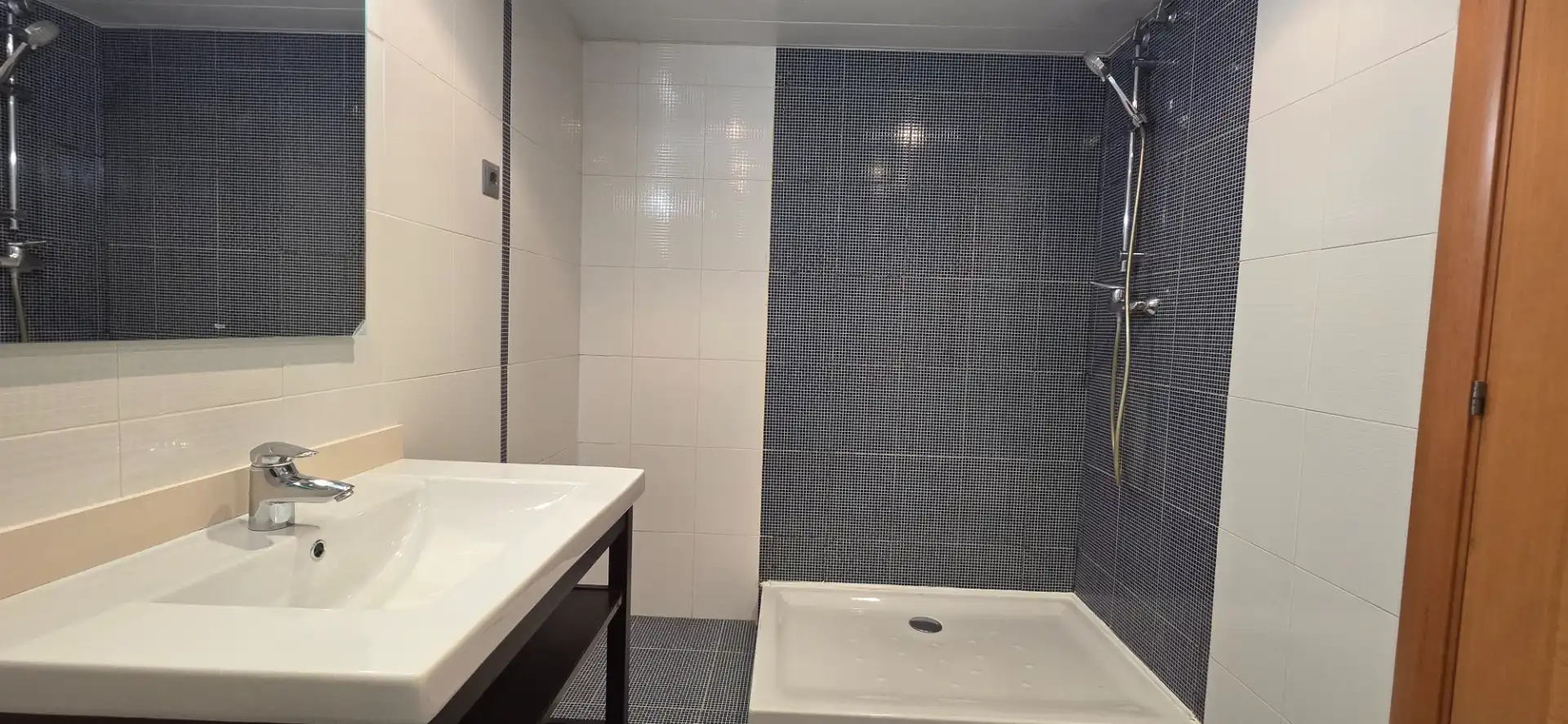 Badezimmer von Maisonette zum Verkauf in Barcelona mit Klimaanlage, Heizung und Parkett