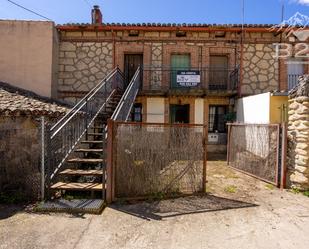 Vista exterior de Casa adosada en venda en Alameda del Valle amb Calefacció, Jardí privat i Traster