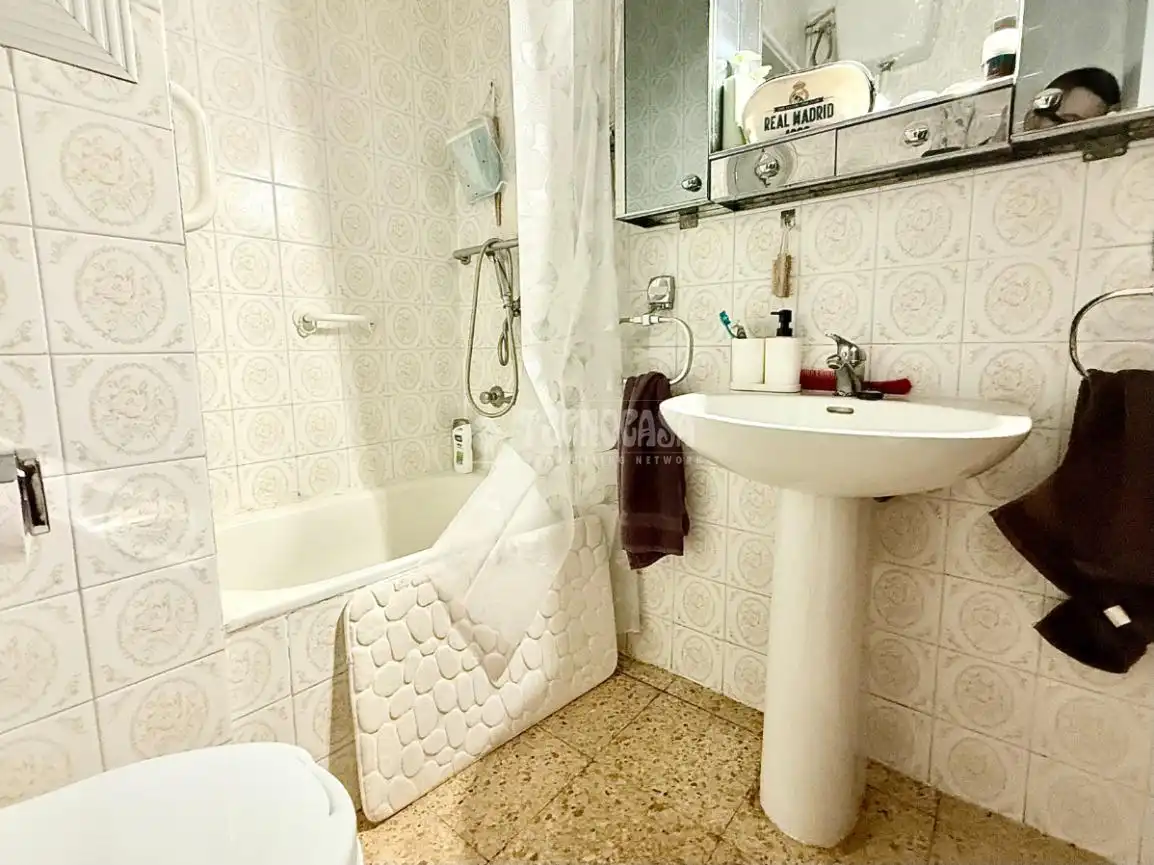 Baño de Piso en venta en Santa Coloma de Gramenet con Balcón