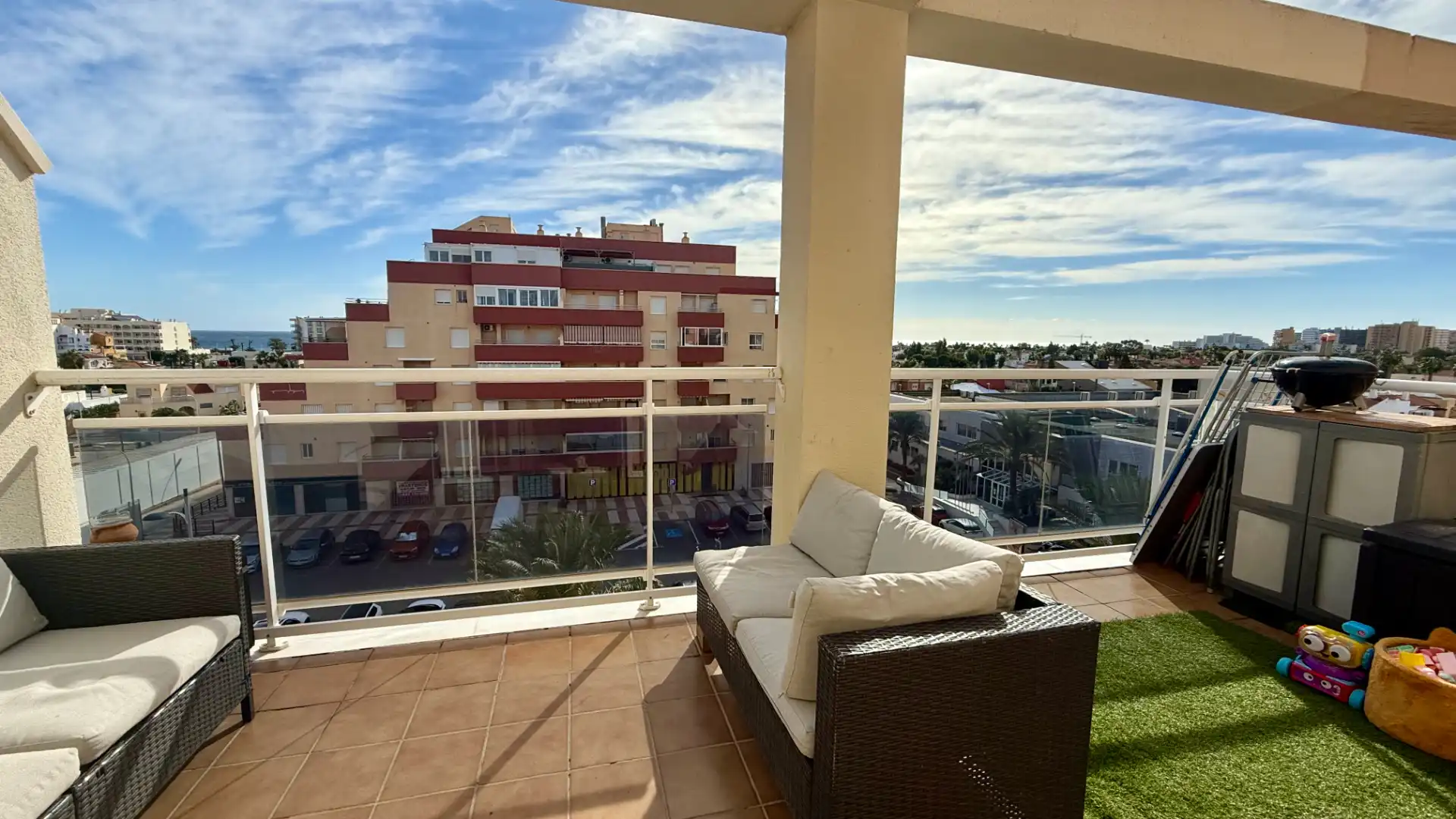 Terraza de Piso en venta en Roquetas de Mar con Terraza, Amueblado y Piscina comunitaria