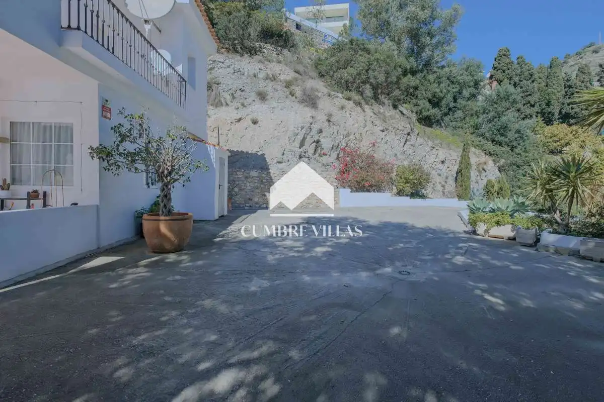 Vista exterior de Casa o xalet en venda en Almuñécar amb Calefacció, Jardí privat i Terrassa