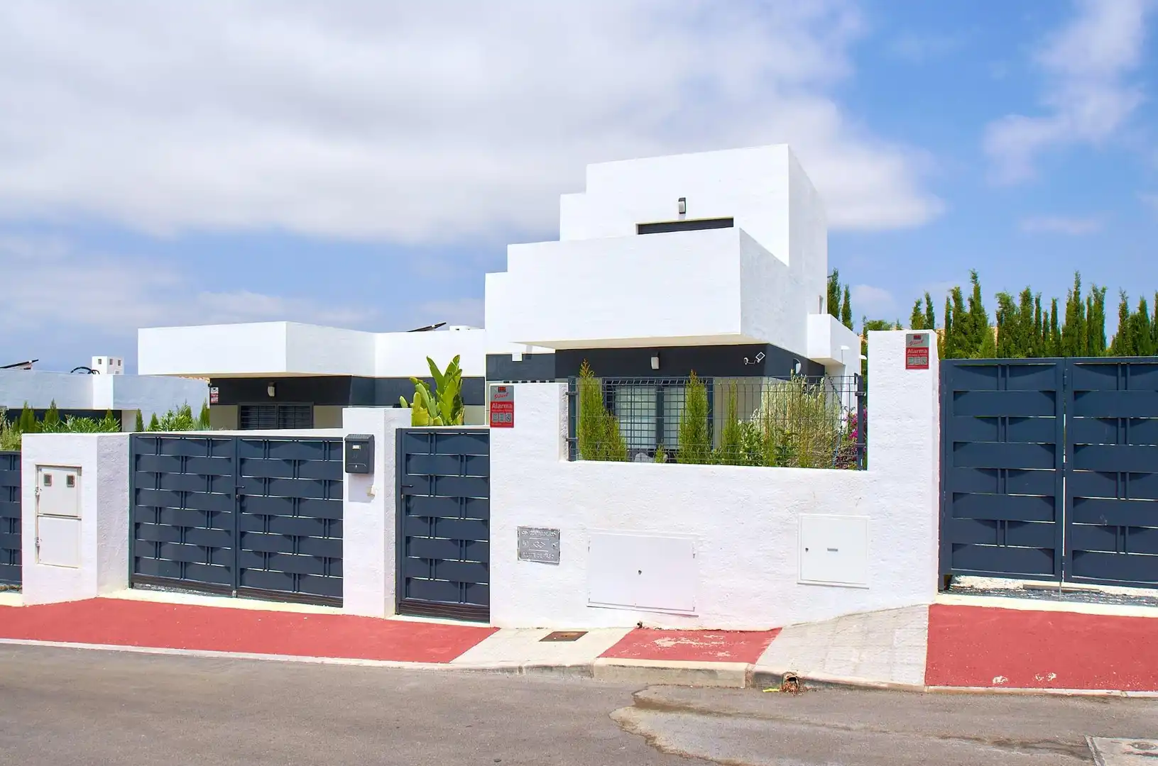 Vista exterior de Casa adosada en venta en Busot con Aire acondicionado, Calefacción y Jardín privado