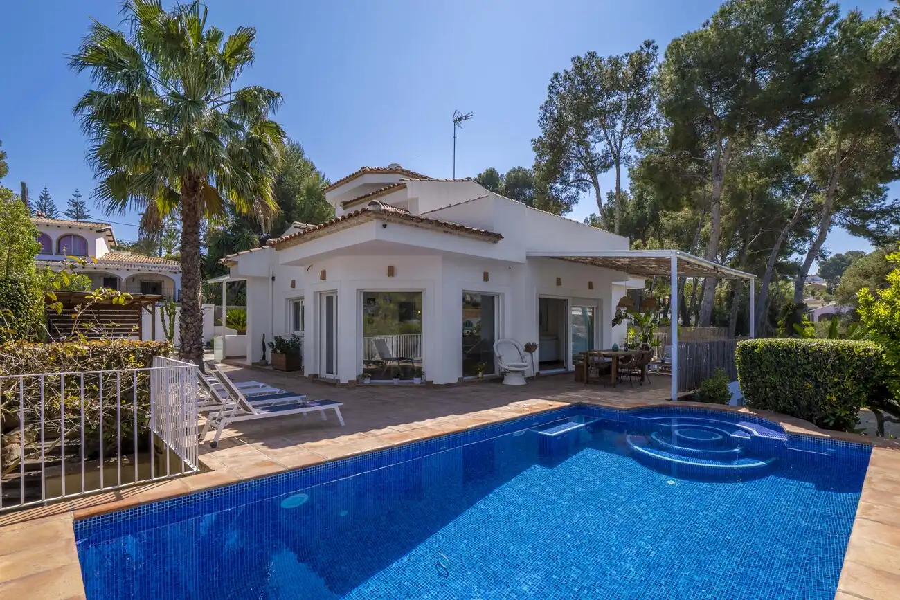Vista exterior de Casa o chalet en venta en Jávea / Xàbia con Piscina