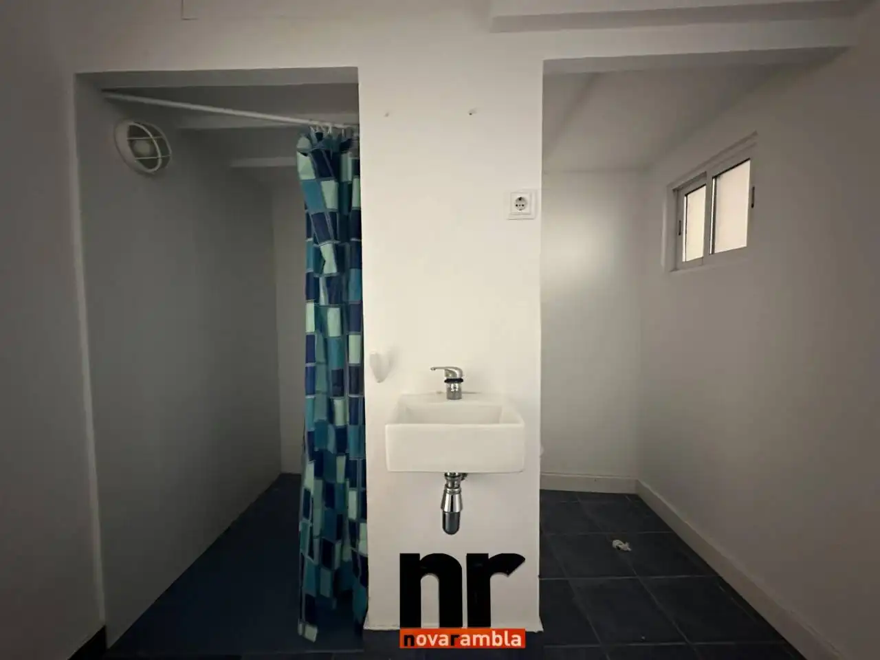 Baño de Local de alquiler en Ripollet