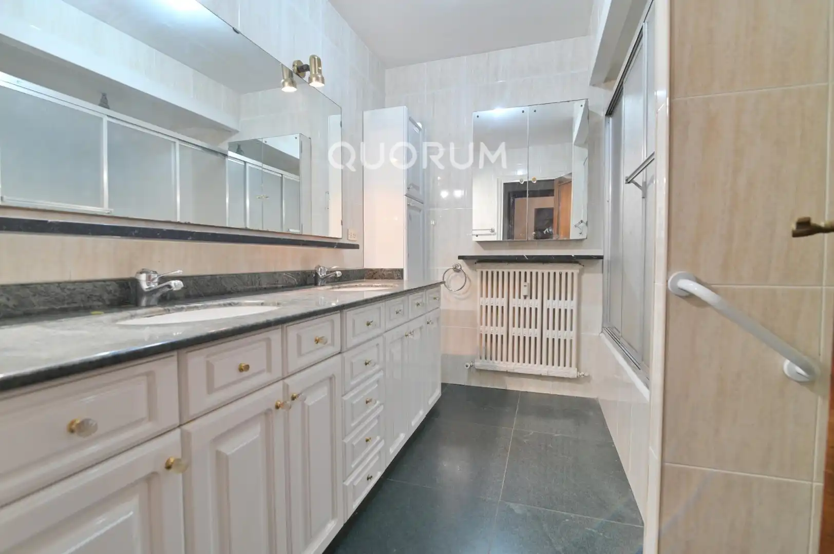 Baño de Piso en venta en Bilbao  con Terraza y Trastero