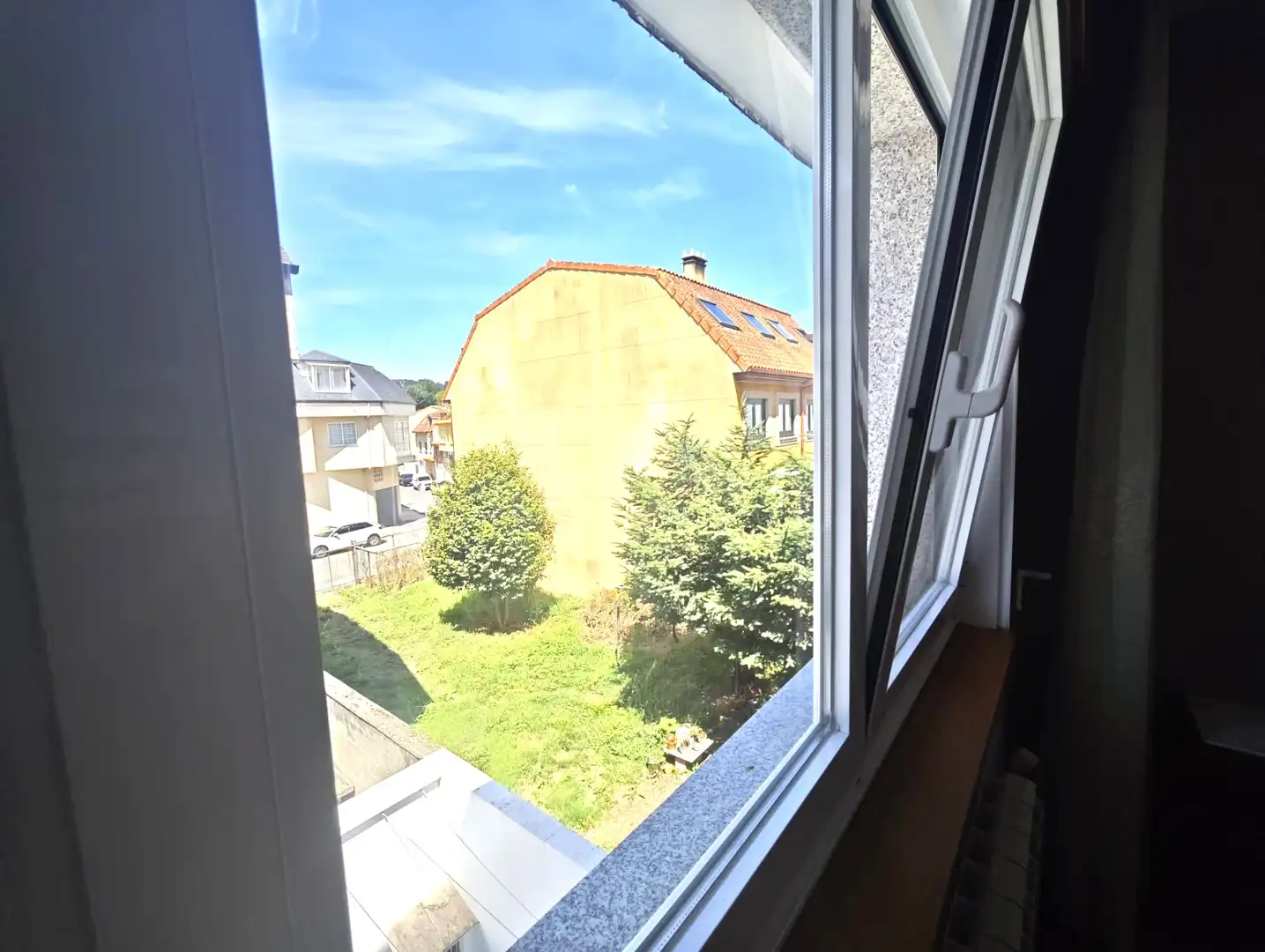 Vista exterior de Casa adosada en venda en Culleredo amb Moblat, Forn i Rentadora