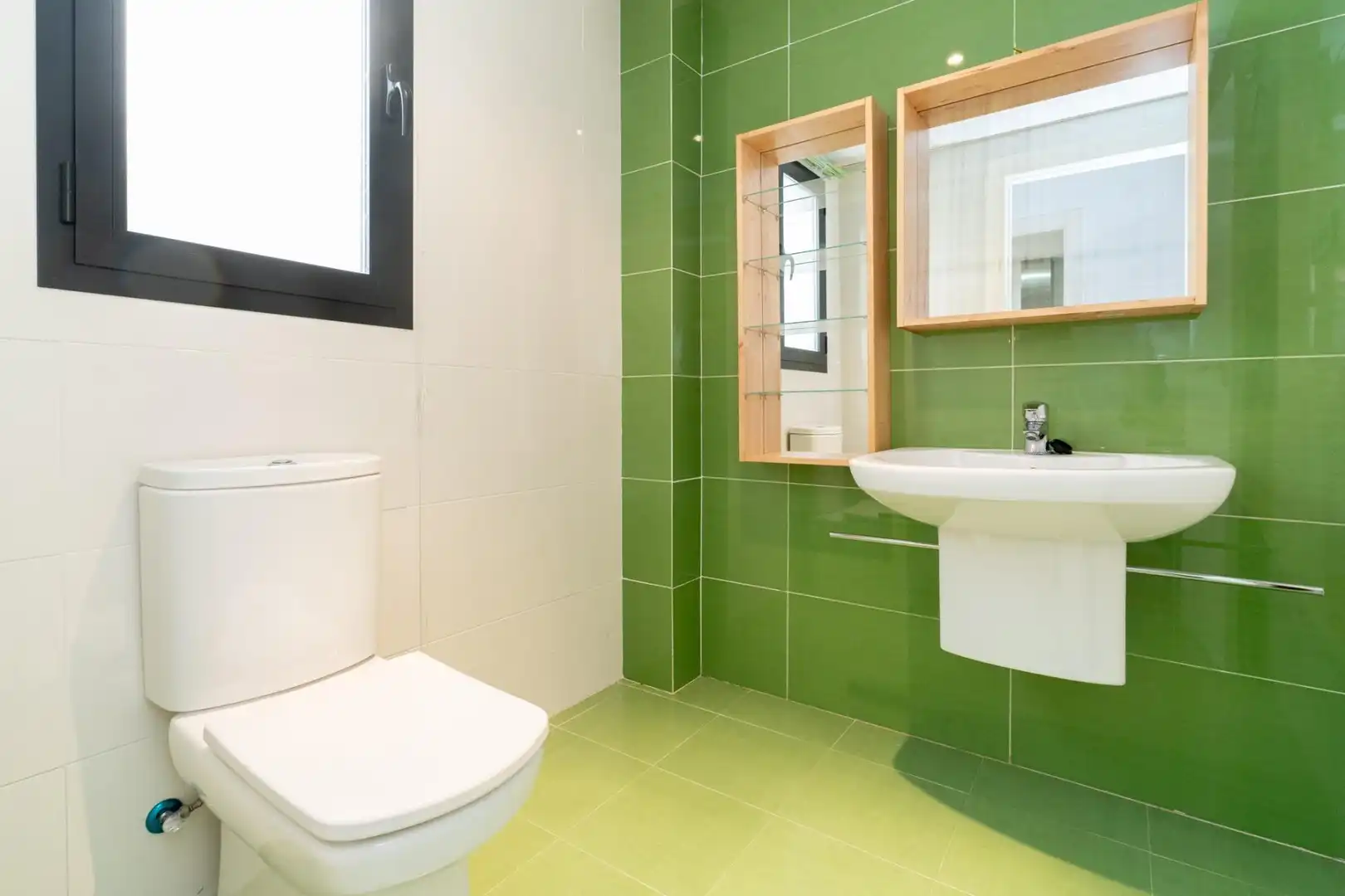 Baño de Casa adosada en venta en Motril con Aire acondicionado, Terraza y Trastero