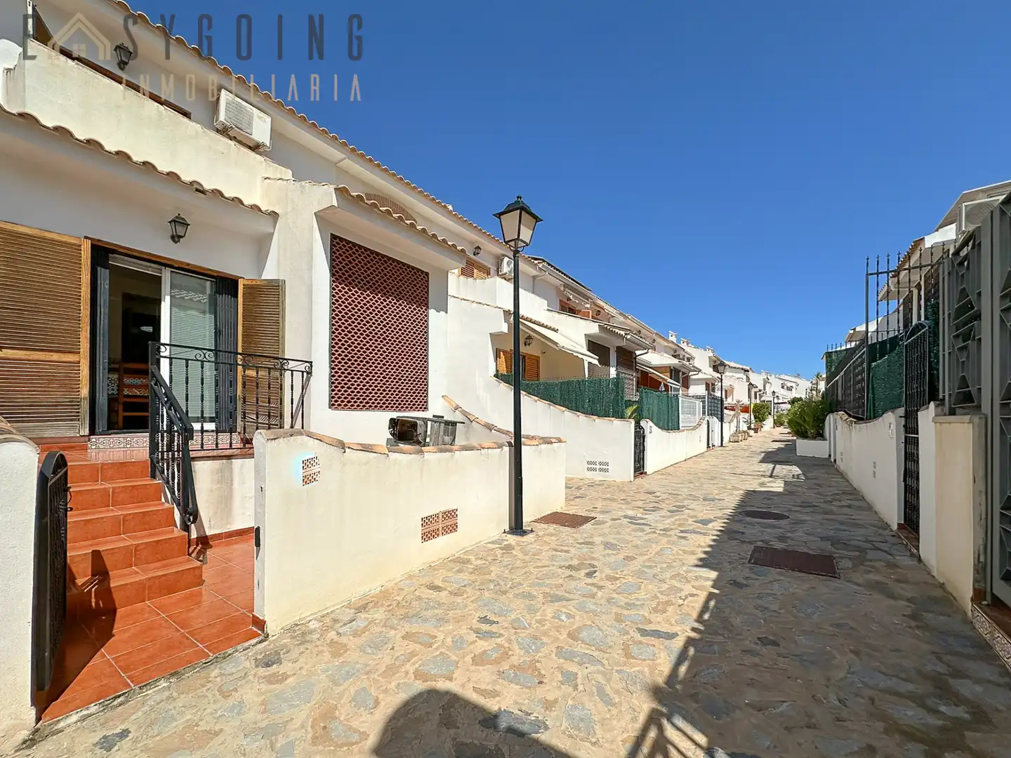 Außenansicht von Einfamilien-Reihenhaus zum Verkauf in Santa Pola mit Klimaanlage, Terrasse und Gemeinschaftspool