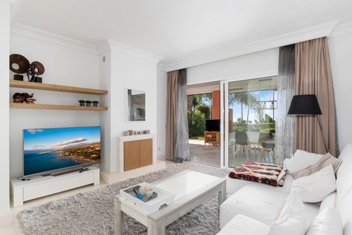 Sala d'estar de Apartament de lloguer amb opció a compra en Benahavís amb Aire condicionat, Jardí privat i Moblat