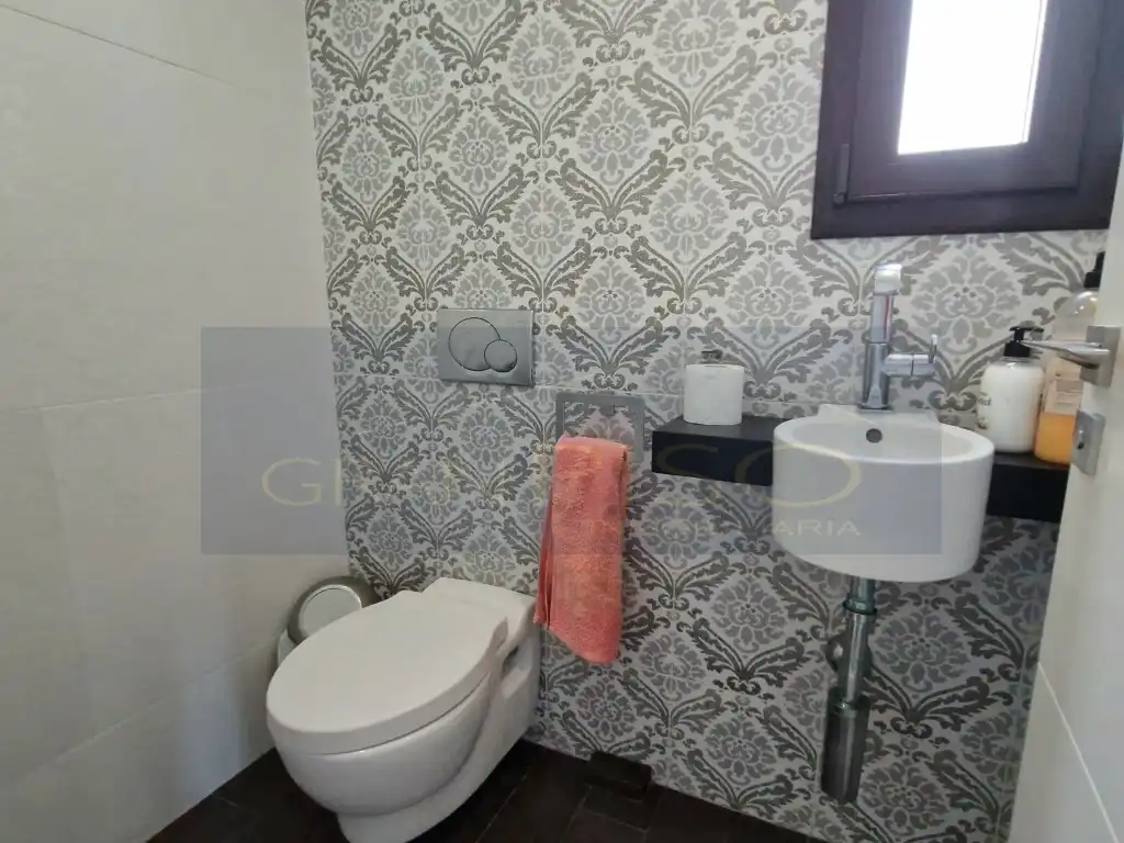 Baño de Dúplex en venta en Estepona con Terraza y Piscina comunitaria