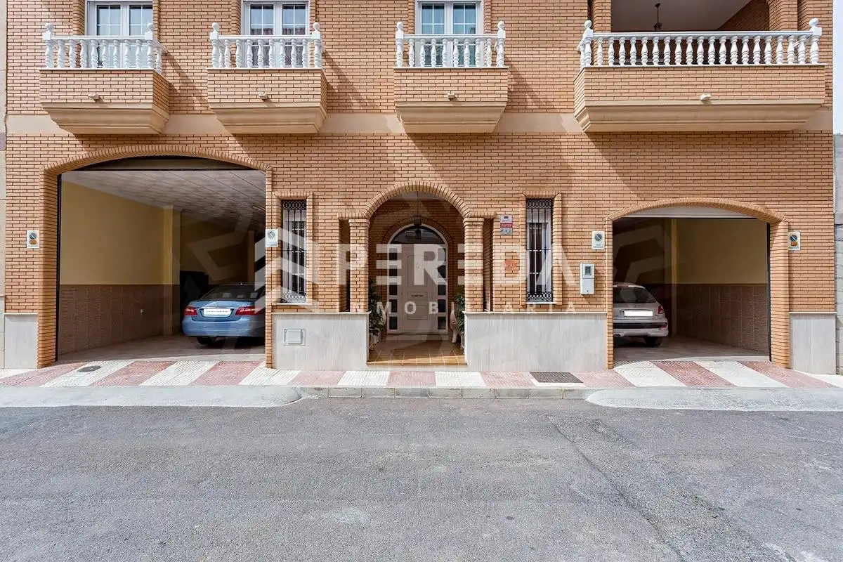 Vista exterior de Casa adosada en venta en Roquetas de Mar con Aire acondicionado, Jardín privado y Terraza