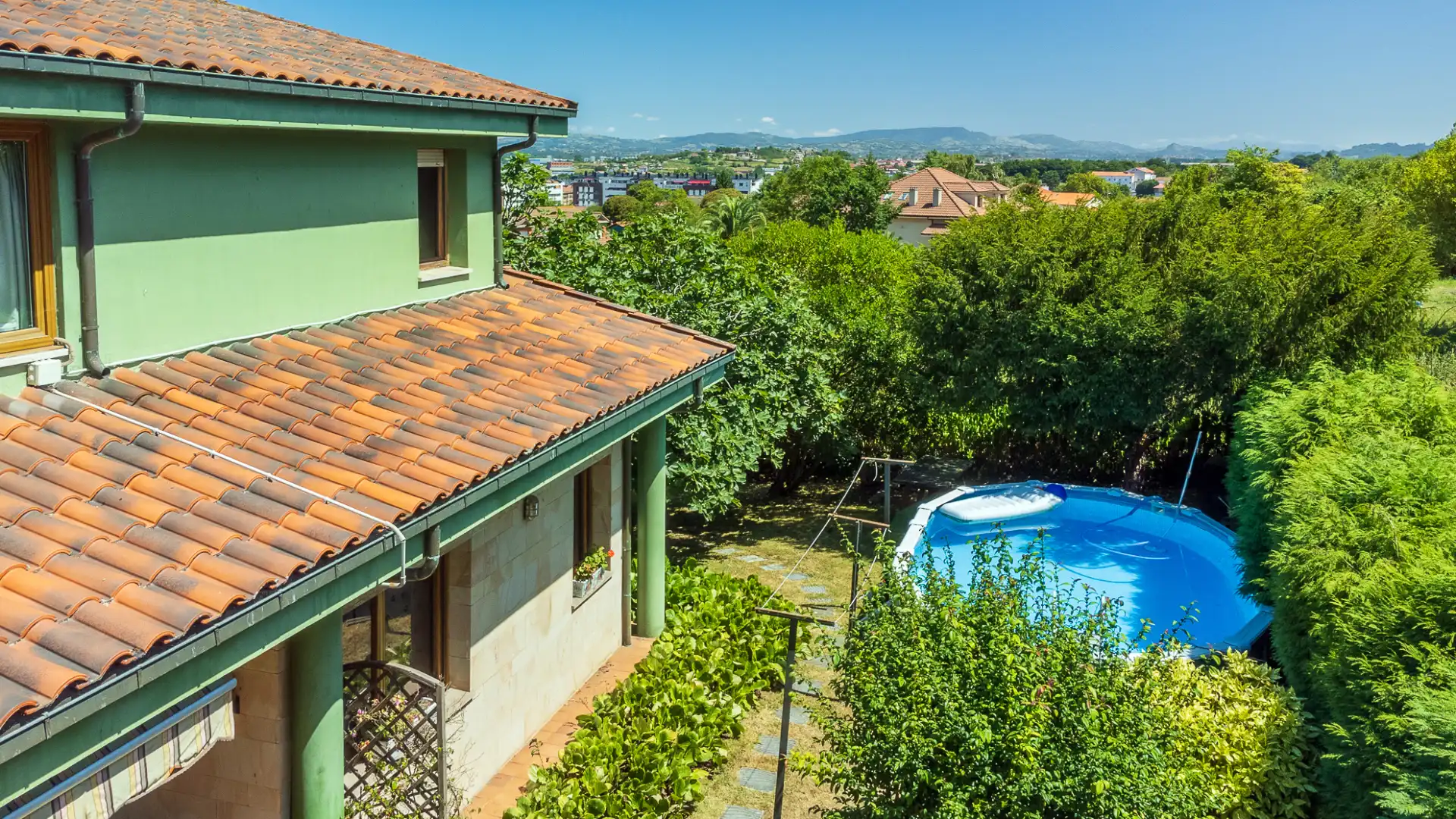 Piscina de Casa o chalet en venta en Oviedo  con Calefacción, Jardín privado y Parquet