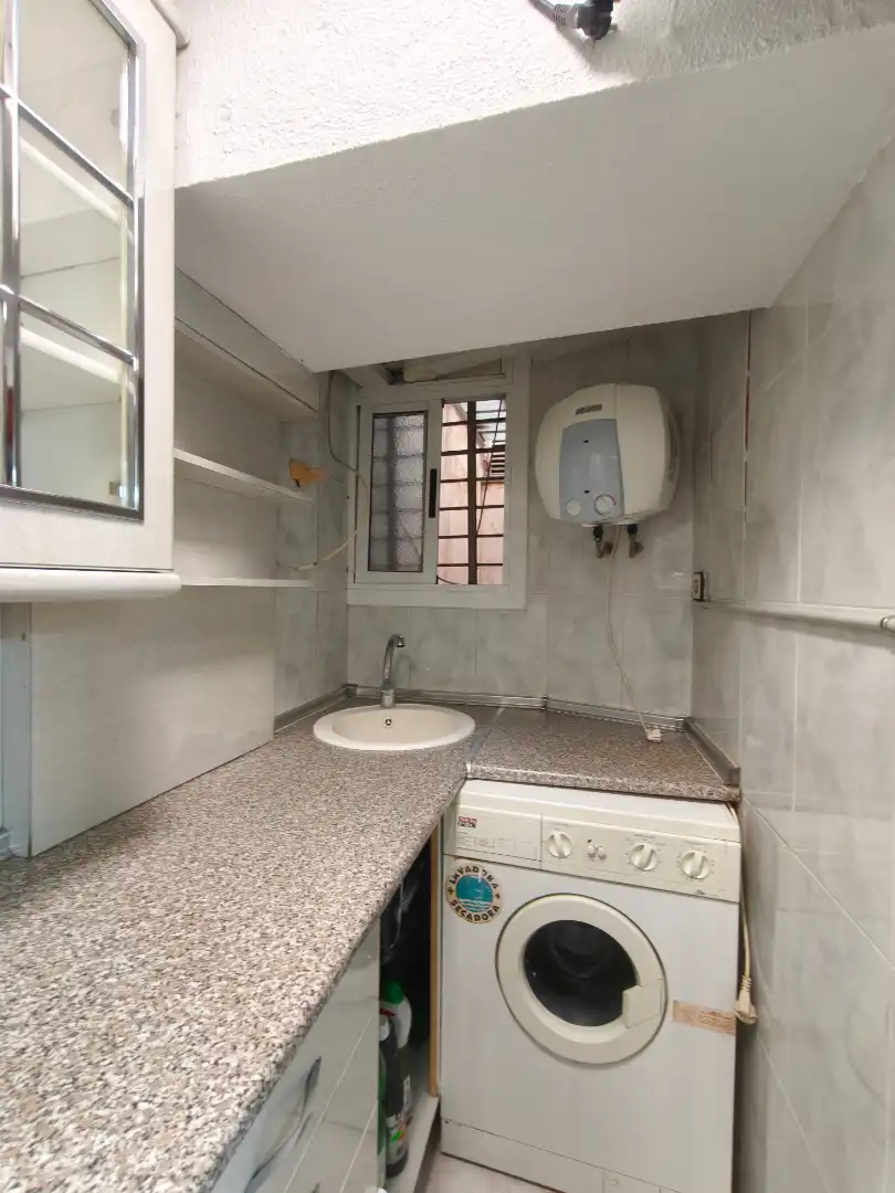 Baño de Estudio en venta en Barcelona con Terraza, Horno y Lavadora