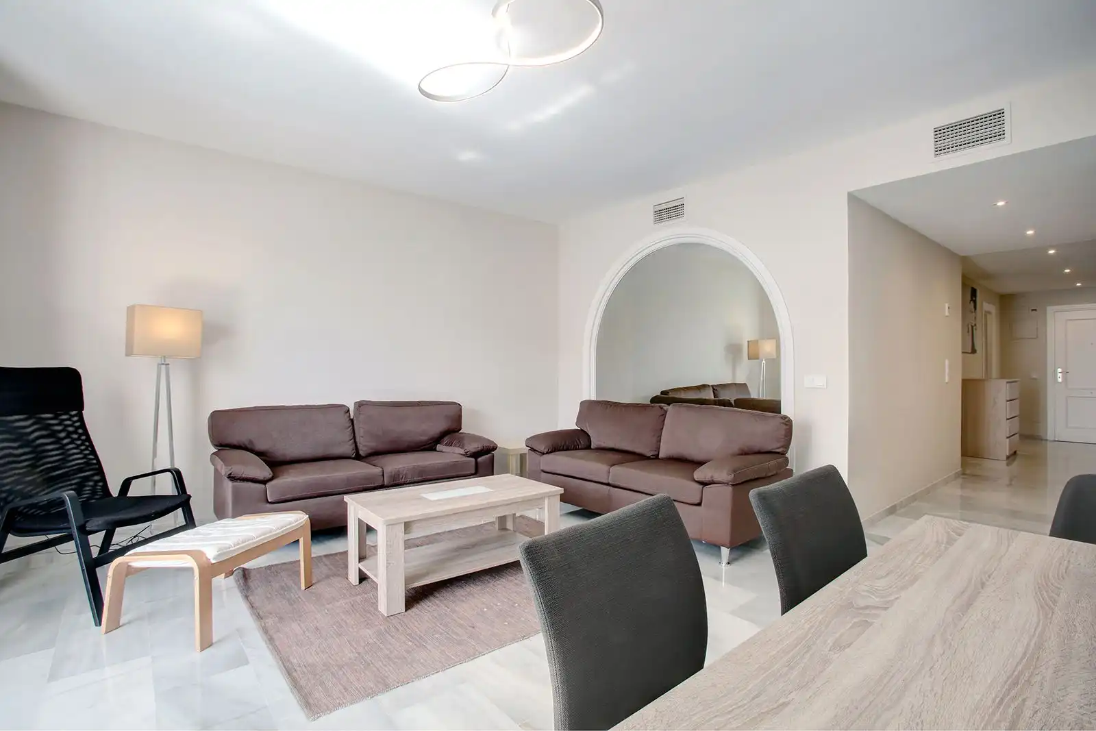 Sala d'estar de Pis de lloguer en Marbella amb Aire condicionat, Terrassa i Moblat