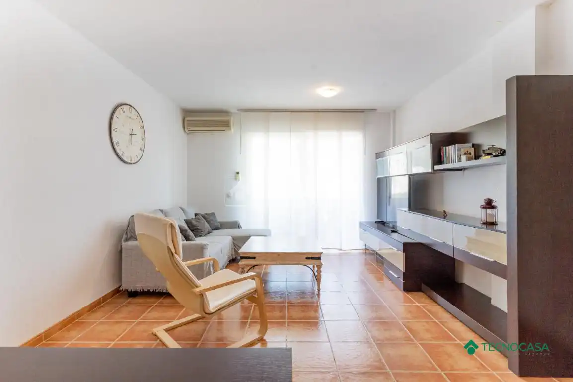 Sala d'estar de Pis en venda en Roquetas de Mar amb Aire condicionat, Terrassa i Piscina comunitària