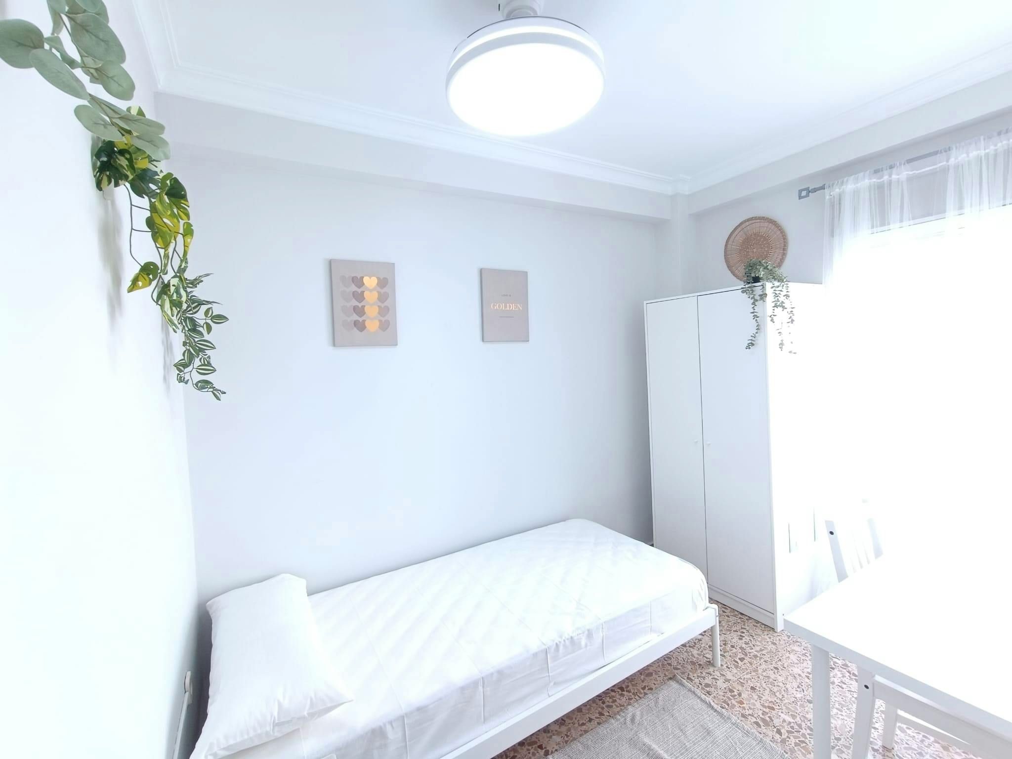 Habitación de Piso para compartir en  Sevilla Capital con Lavadora y Balcón