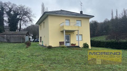 Casa de pueblo en Samos, Lugo, con 6 dormitorios y 2000 m de terreno en buen estado.