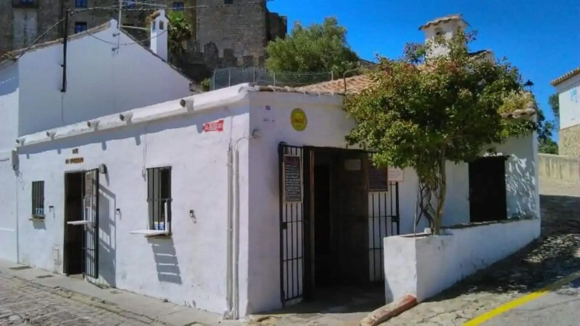 Vista exterior de Local en venda en Castellar de la Frontera, Cádiz