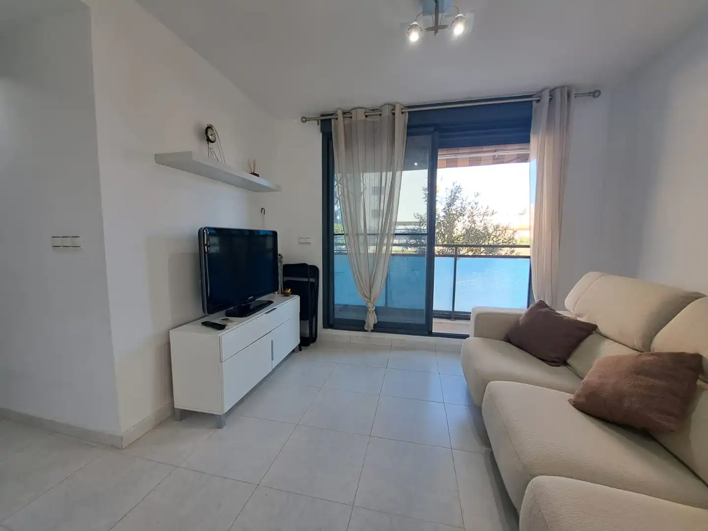Sala d'estar de Apartament en venda en Moncofa amb Aire condicionat, Terrassa i Moblat
