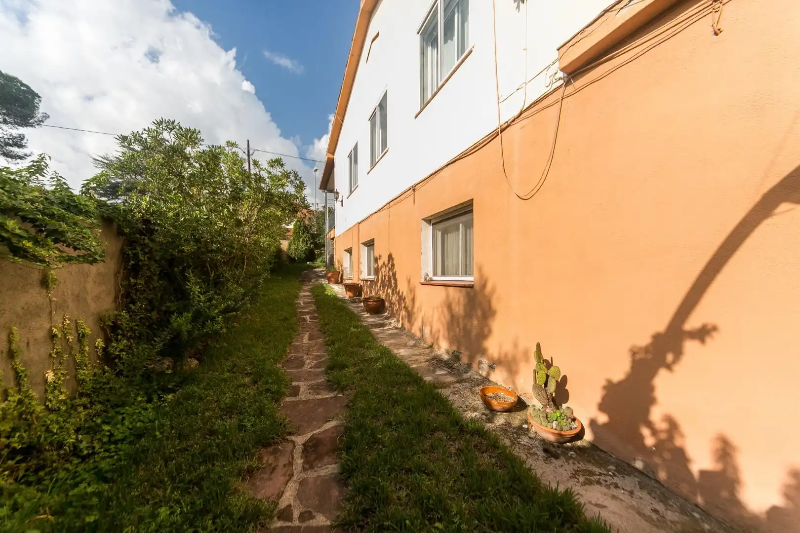 Vista exterior de Casa o xalet en venda en Cerdanyola del Vallès amb Calefacció, Jardí privat i Terrassa