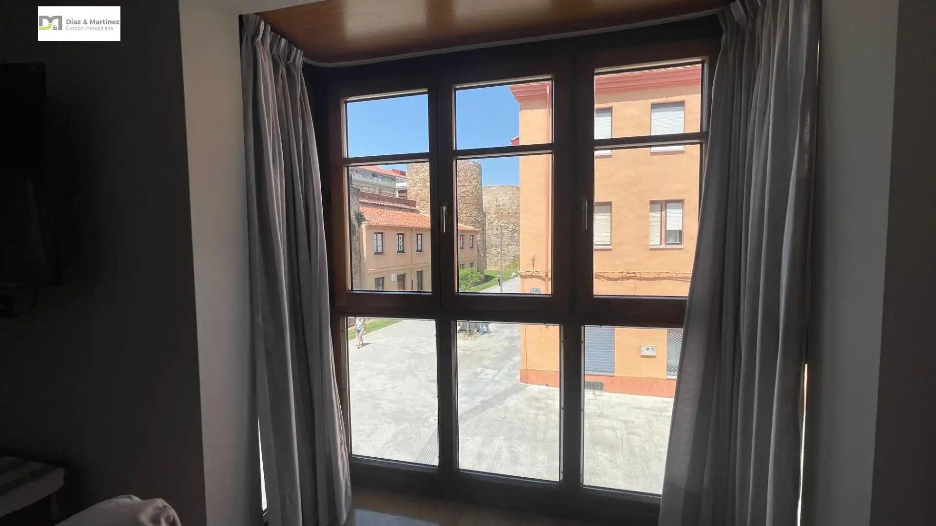 Dormitori de Apartament de lloguer en León Capital  amb Calefacció, Parquet i Moblat