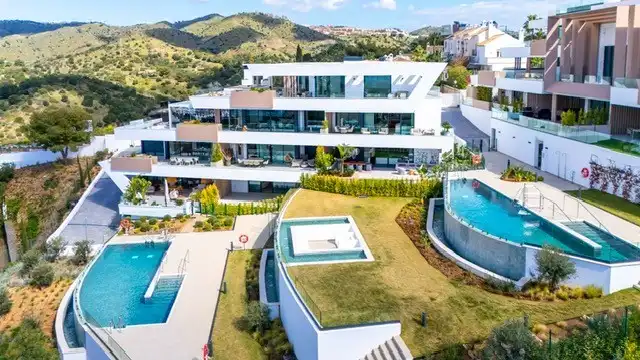 Vista exterior de Planta baixa en venda en Marbella amb Aire condicionat, Calefacció i Jardí privat