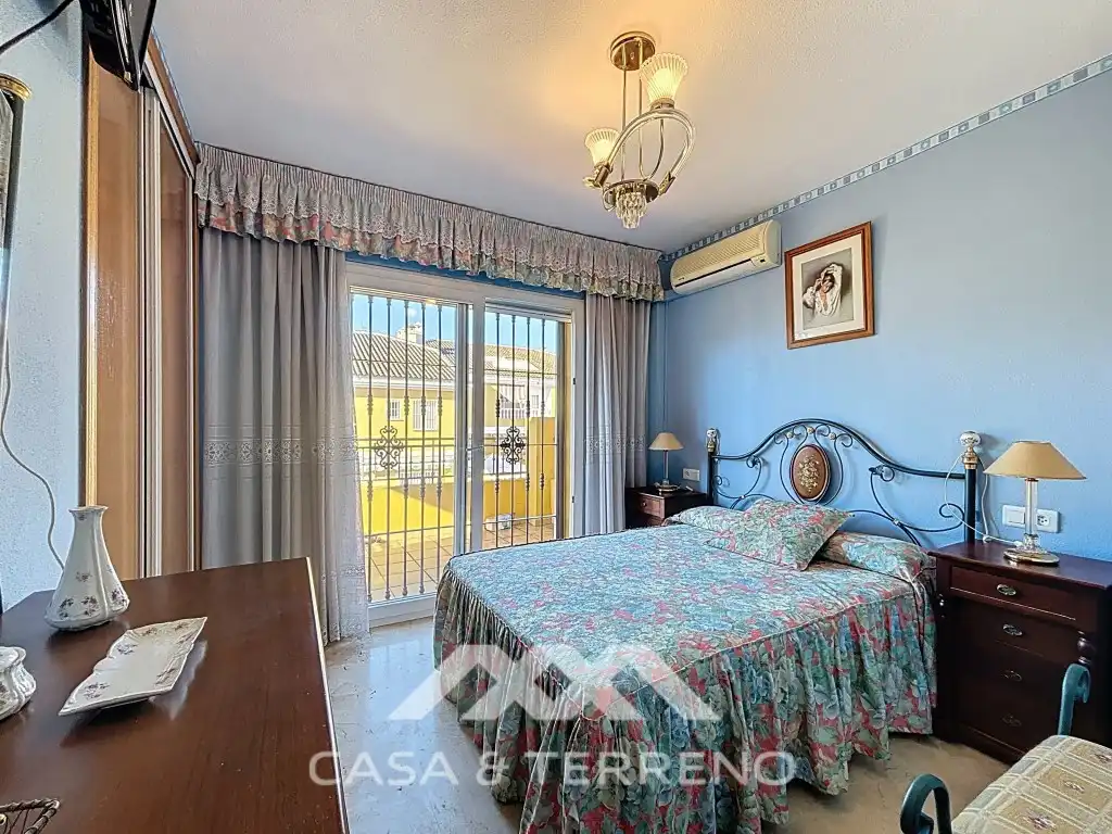 Dormitori de Casa adosada en venda en Vélez-Málaga amb Aire condicionat, Piscina i Microones