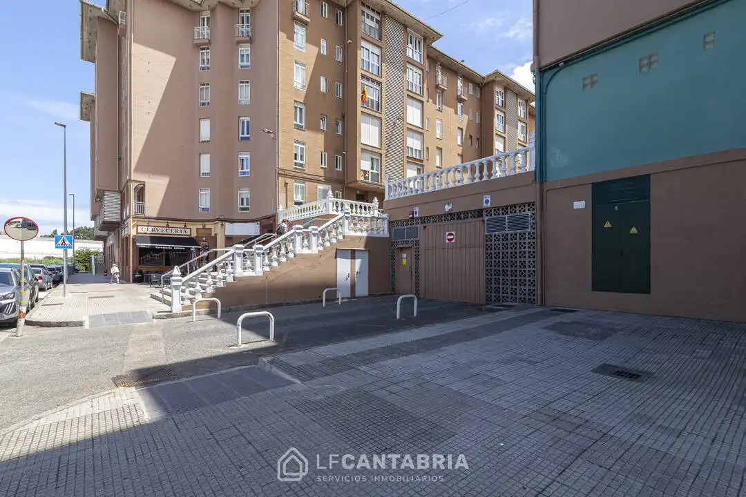 Vista exterior de Pis en venda en Santander amb Calefacció, Traster i Piscina