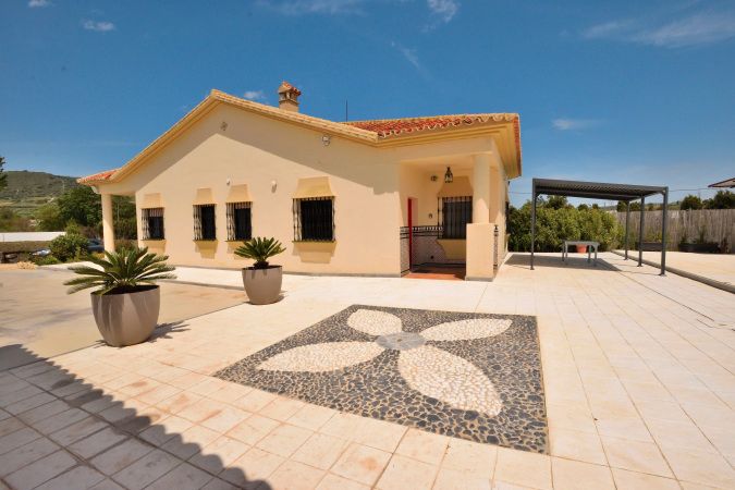 Vista exterior de Finca rústica en venda en Ronda amb Jardí privat, Piscina i Balcó