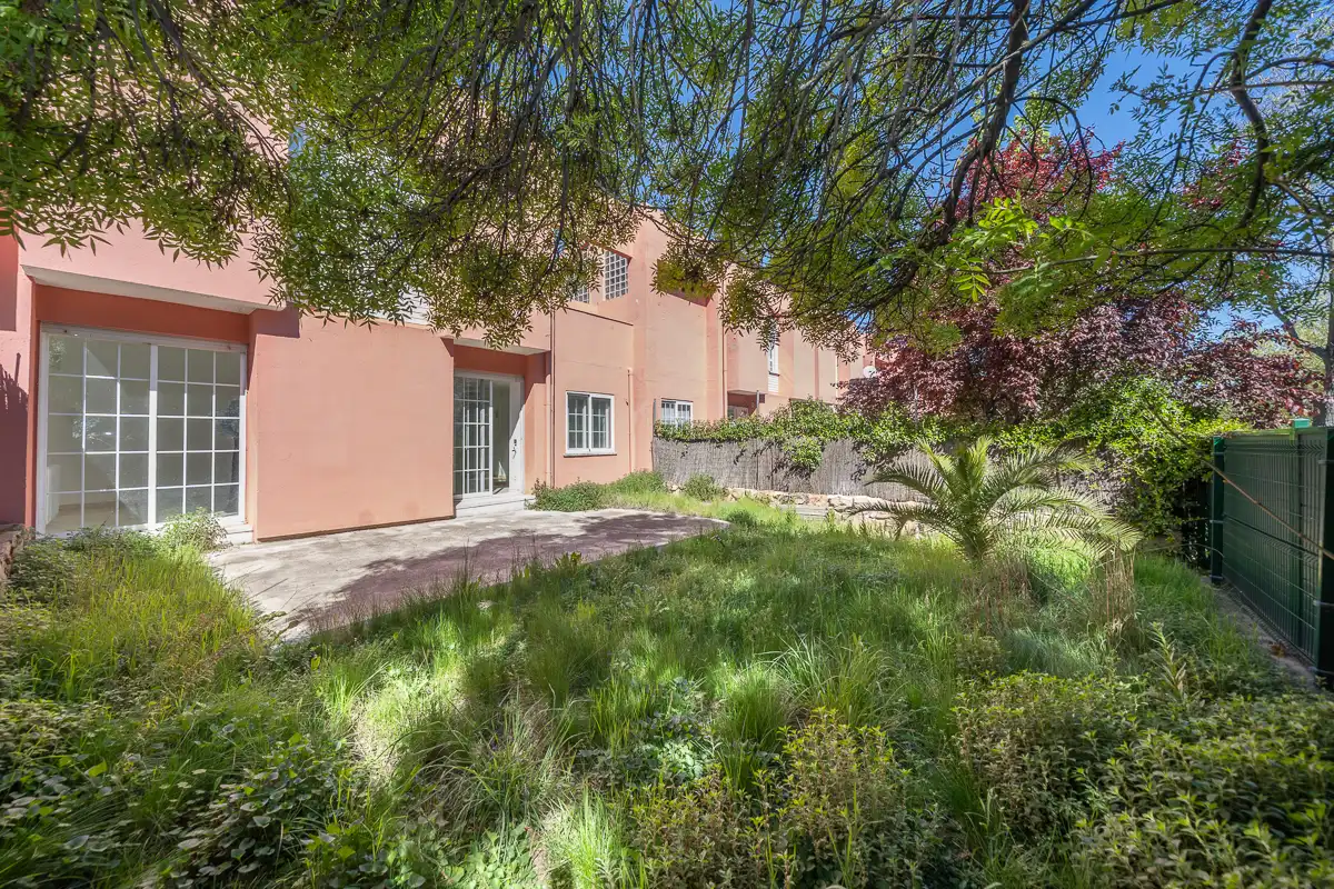 Vista exterior de Casa adosada en venda en Galapagar amb Calefacció, Jardí privat i Parquet