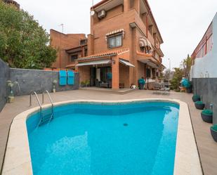 Piscina de Casa adosada en venda en  Madrid Capital amb Aire condicionat, Terrassa i Piscina