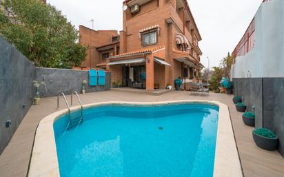 Swimming pool of Single-family semi-detached for sale in  Madrid Capital  with Air Conditioner, Terrace and Swimming Pool