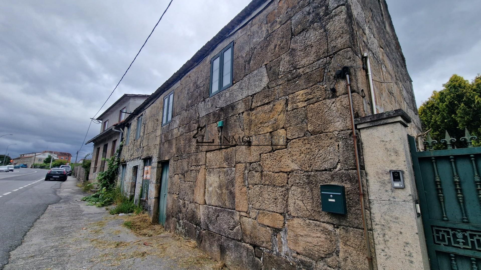 Vista exterior de Casa adosada en venda en Pontevedra Capital  amb Jardí privat