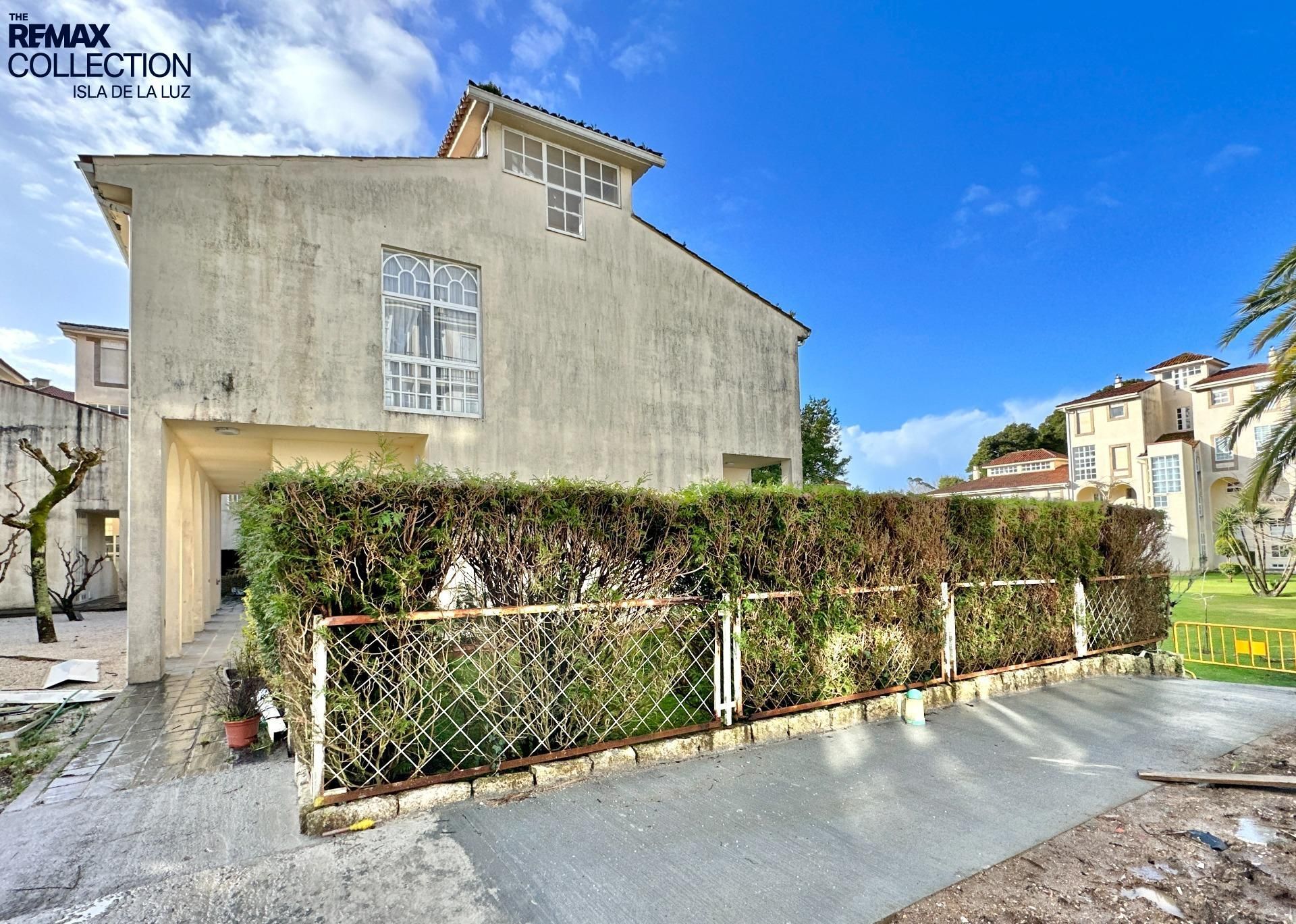 Vista exterior de Casa adosada en venta en O Grove   con Calefacción, Jardín privado y Terraza