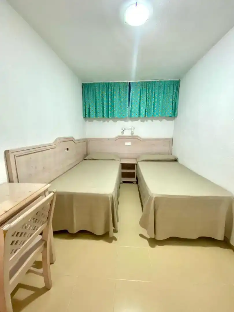 Dormitori de Apartament de lloguer en San Bartolomé de Tirajana amb Piscina i Balcó