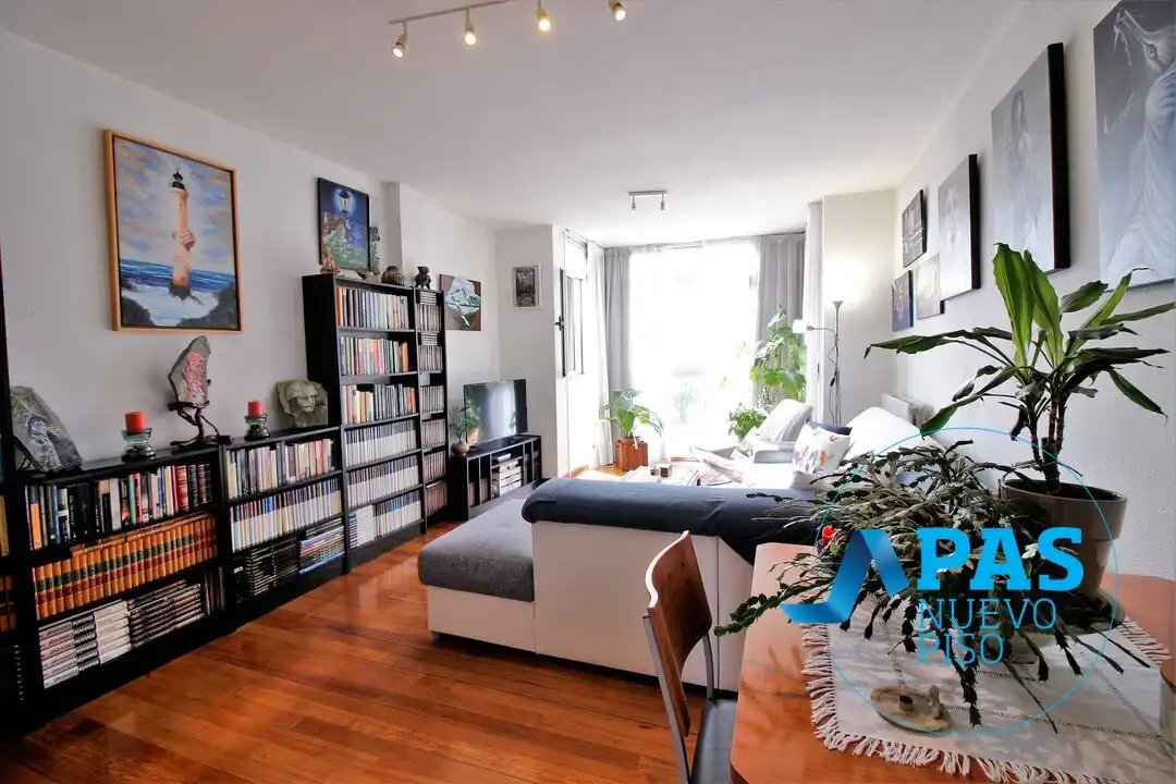 Living room of Flat for sale in Santander  with Heating, Private garden and Parquet flooring