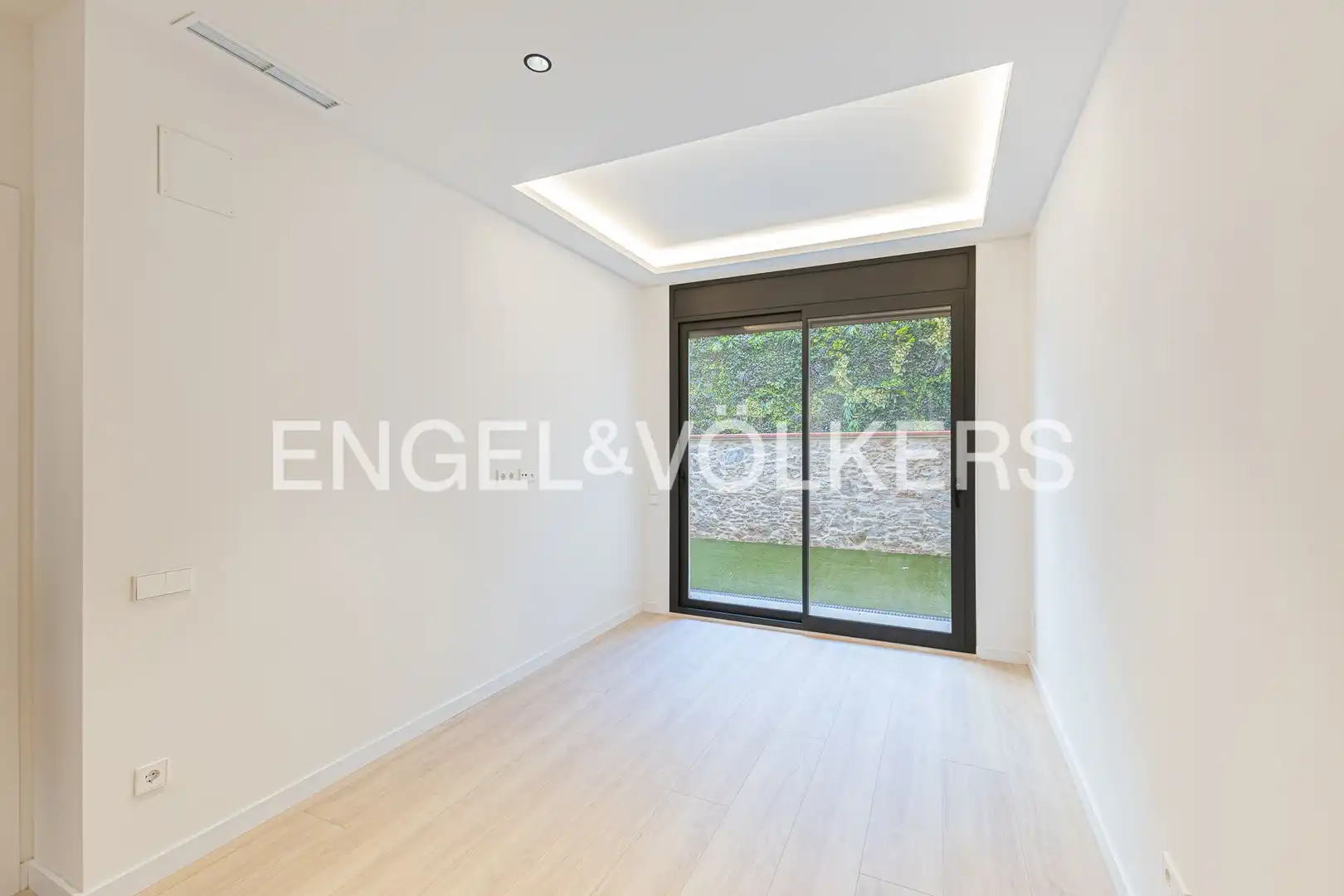 Flat for sale in Barcelona  with Air Conditioner, Heating and Private garden