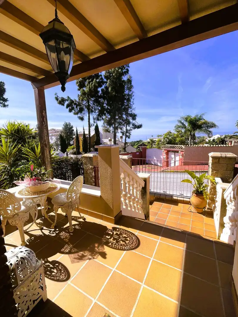 Terrasse von Einfamilien-Reihenhaus zum Verkauf in Mijas mit Klimaanlage, Heizung und Privatgarten
